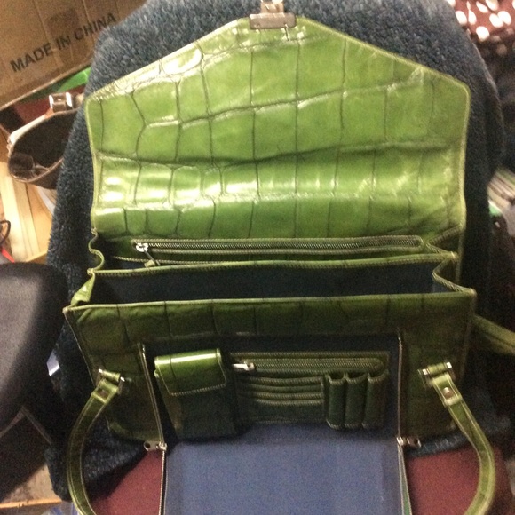 Dooney & Bourke Alligator Style Great Bag 15x10” - Picture 2 of 8